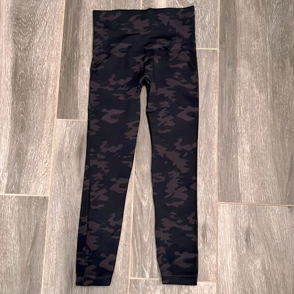 Spanx Camo Print Seamless Leggings / Tight, size M